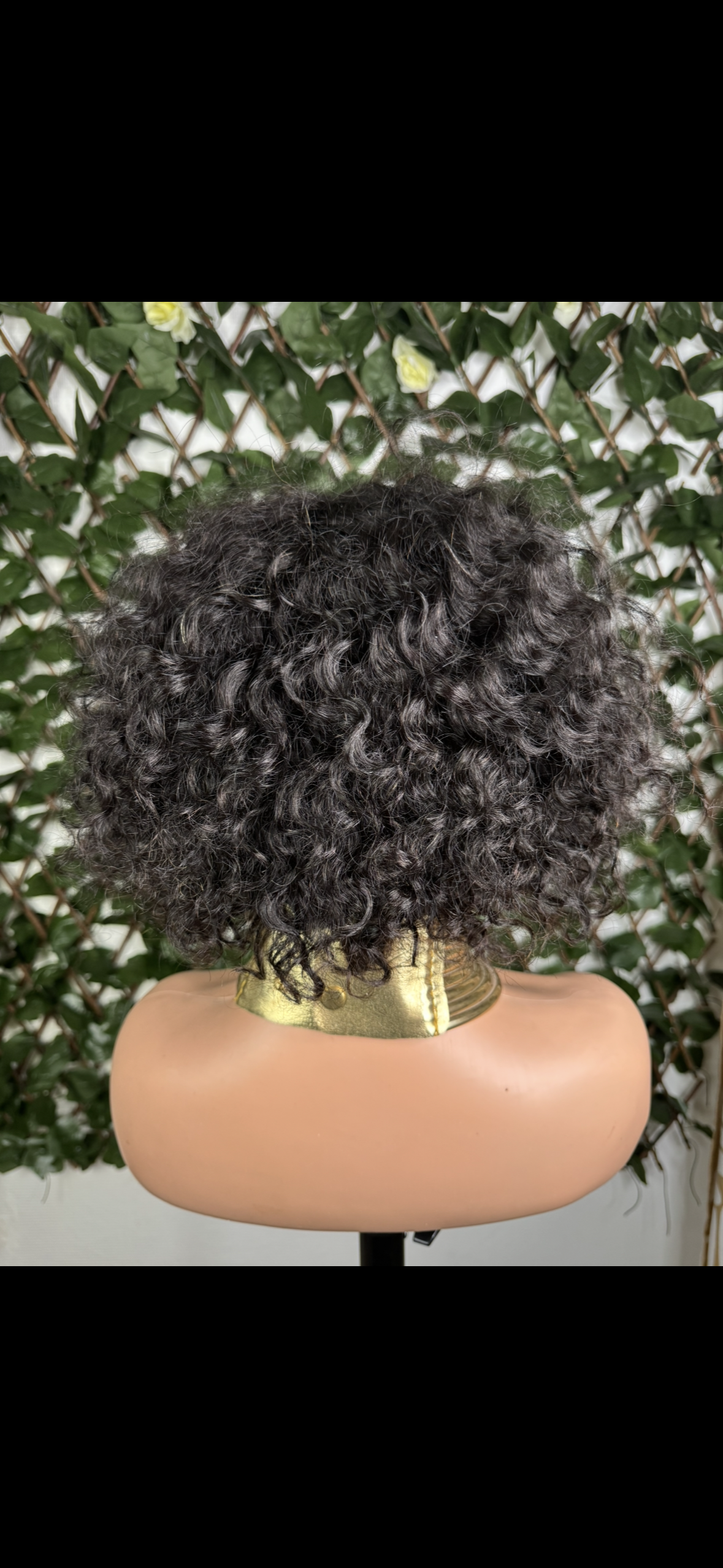 Perruque courte bouclée noire avec frange