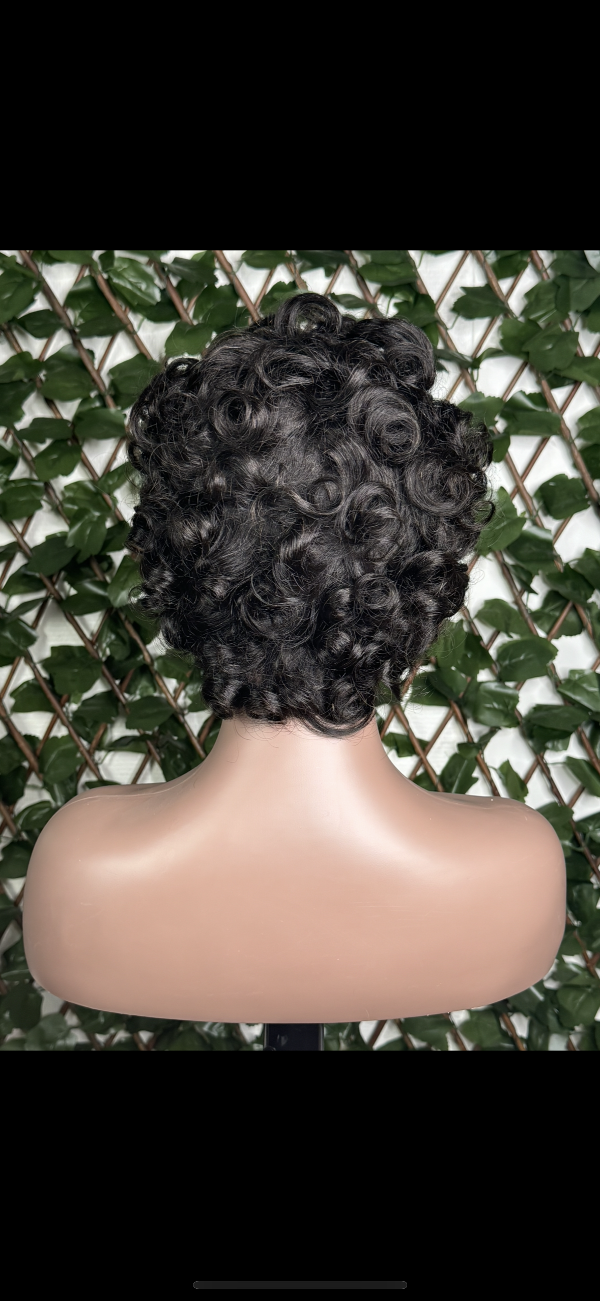 Perruque courte bouclée style rétro