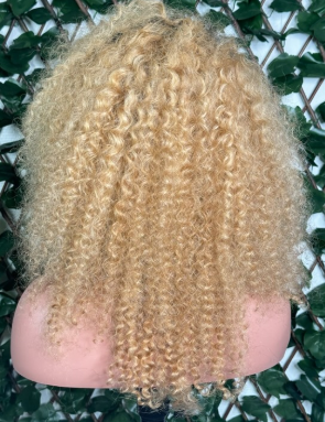 Perruque Lace Front Bouclée – Blond Doré avec Racines Foncées