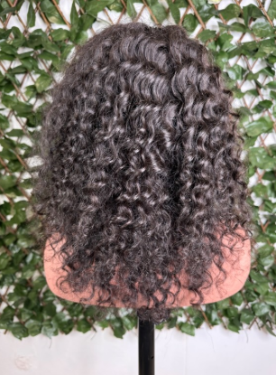 Perruque mi-longue bouclée – Noir intense