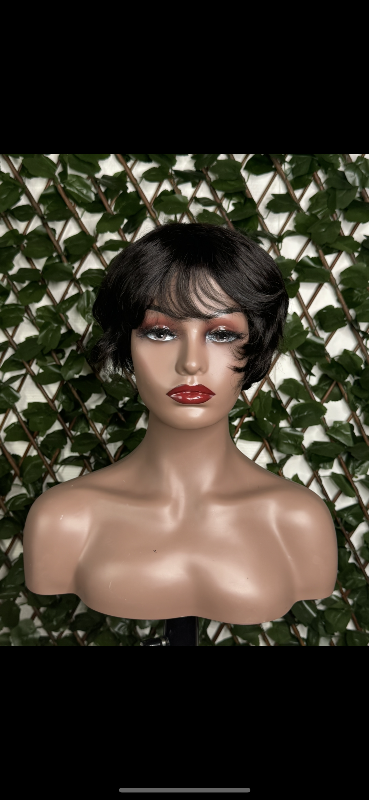 Perruque courte lisse avec frange