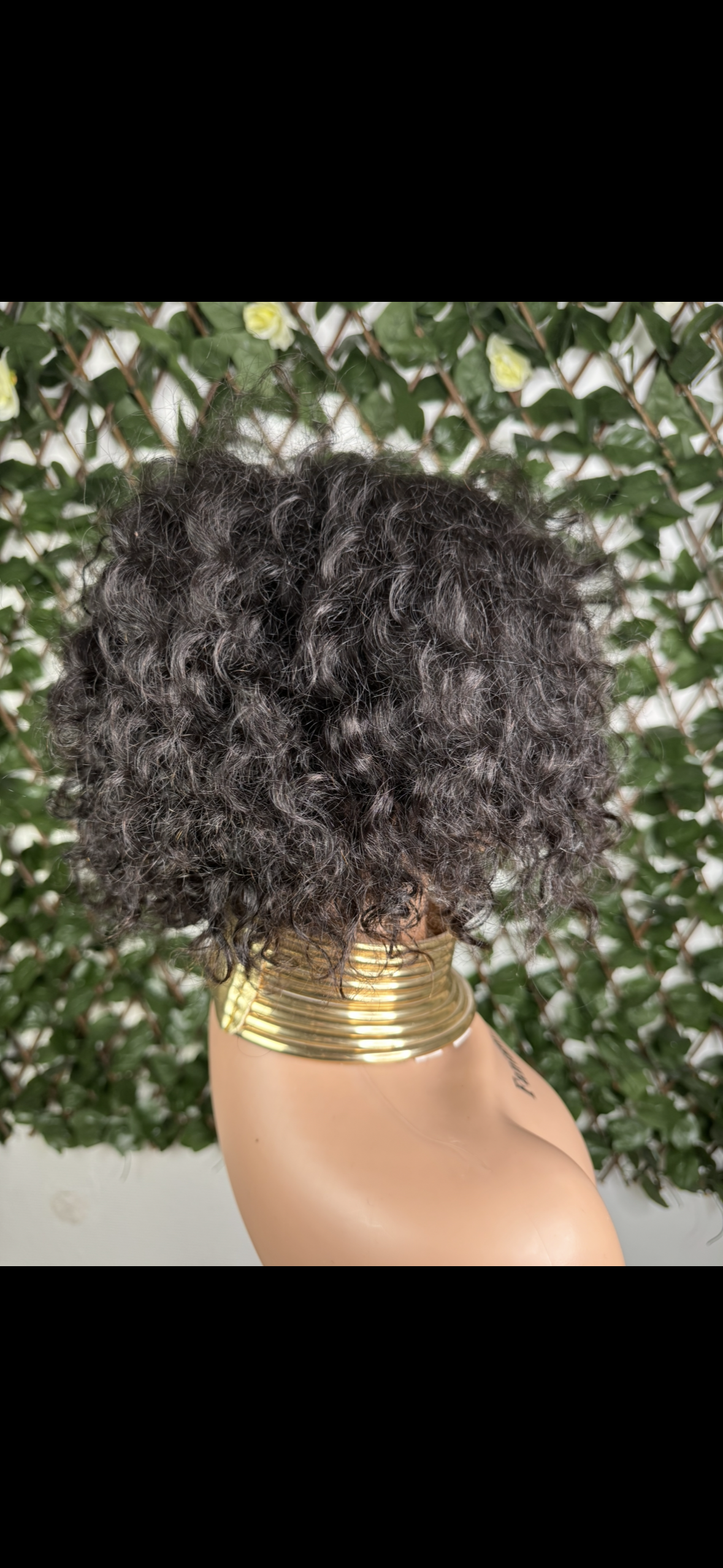 Perruque courte bouclée noire avec frange