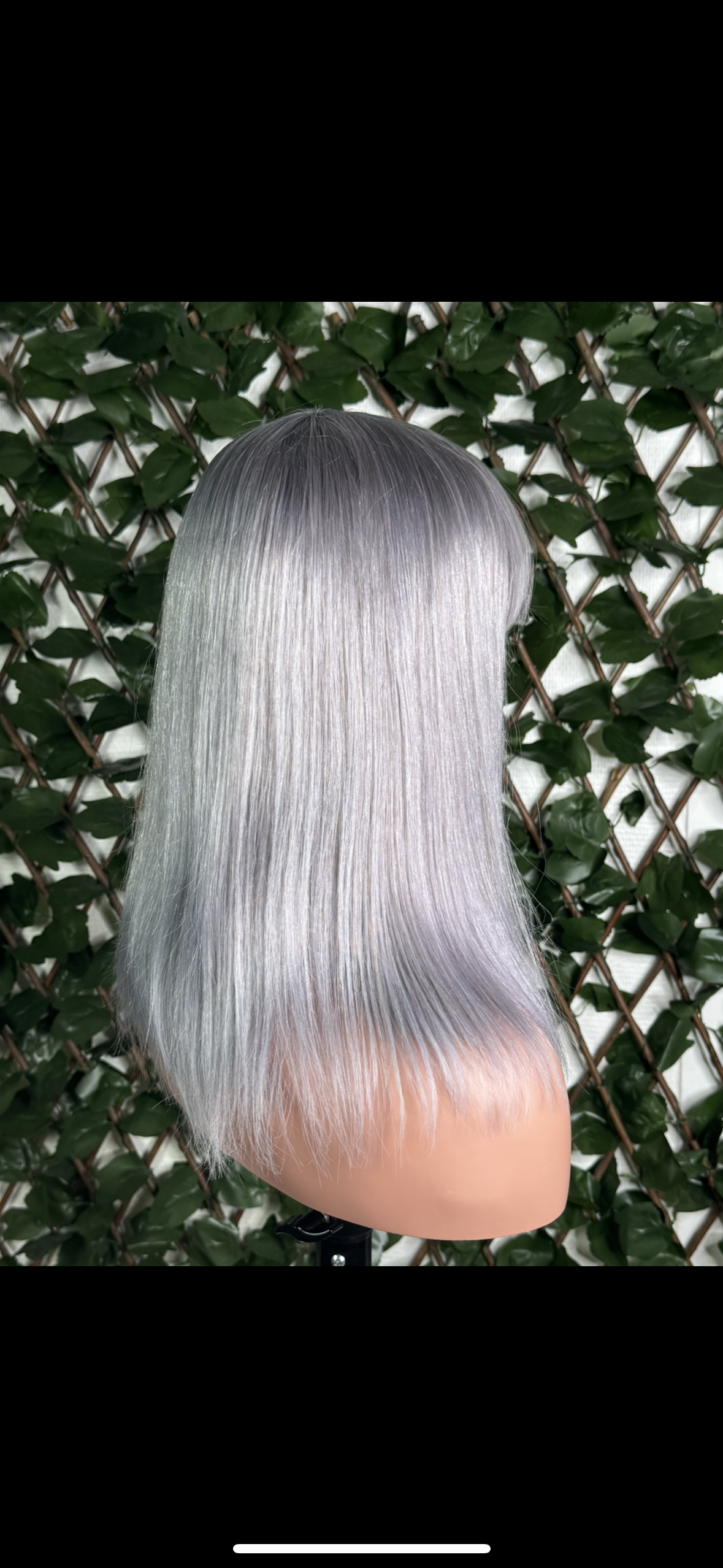 Perruque Mi-Longue Lisse Gris Argenté avec Frange