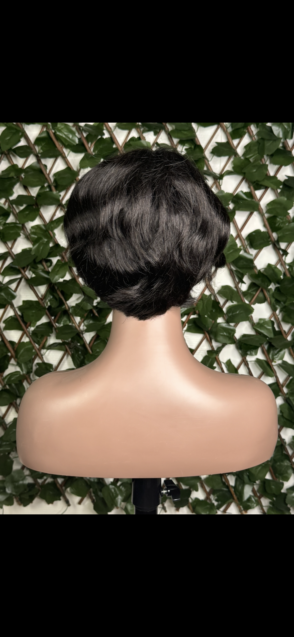 Perruque courte lisse avec frange