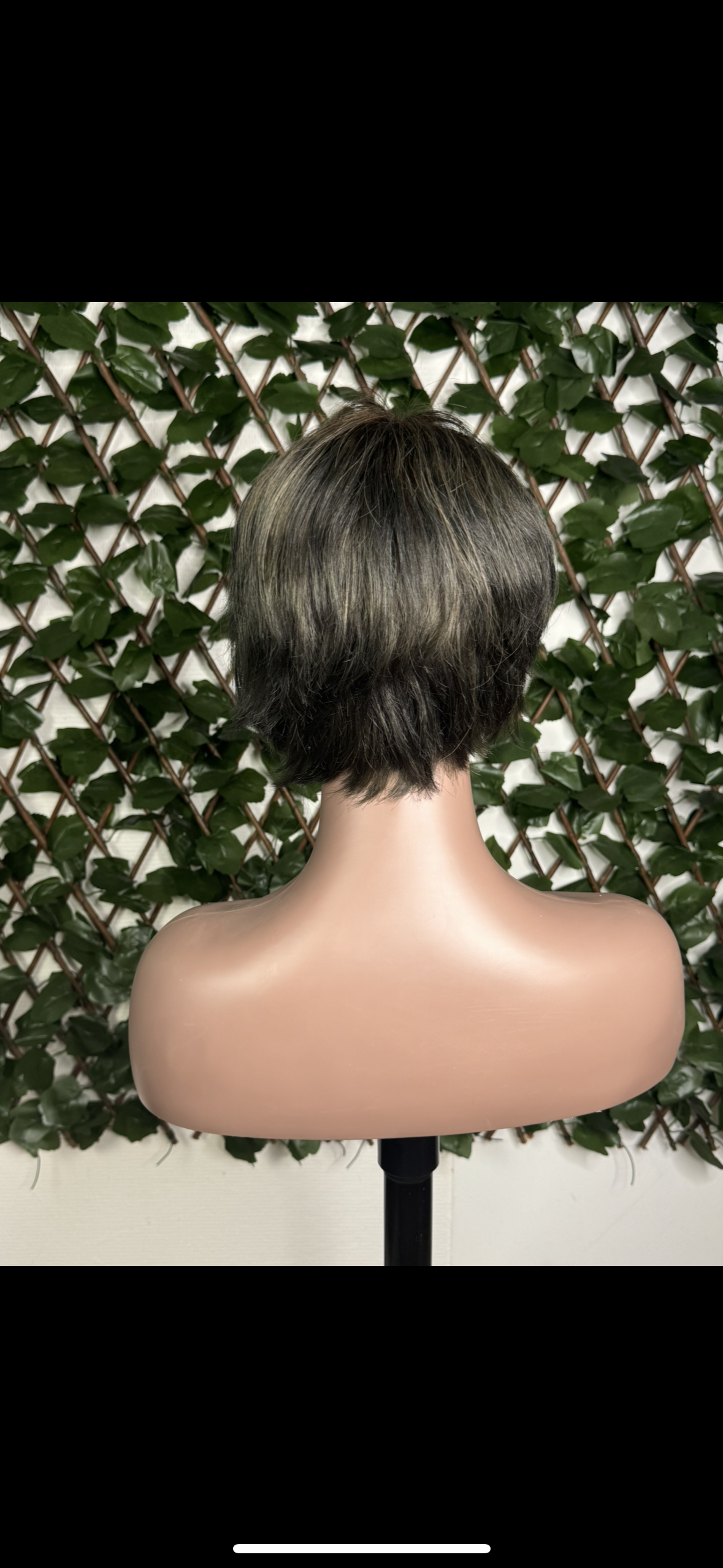 Perruque Courte – Carré Dégradé Brun aux Mèches Grises