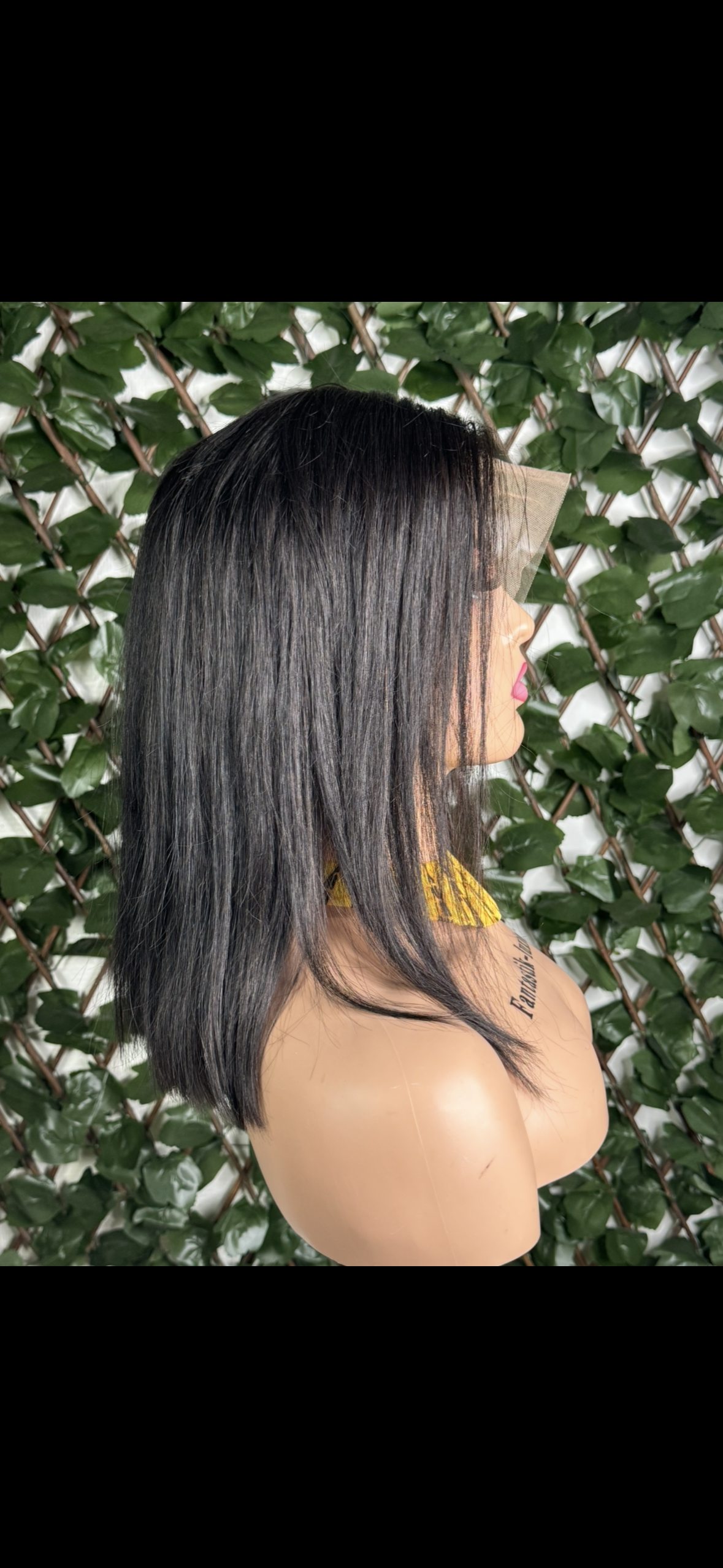 Perruque mi-longue lisse avec raie médiane