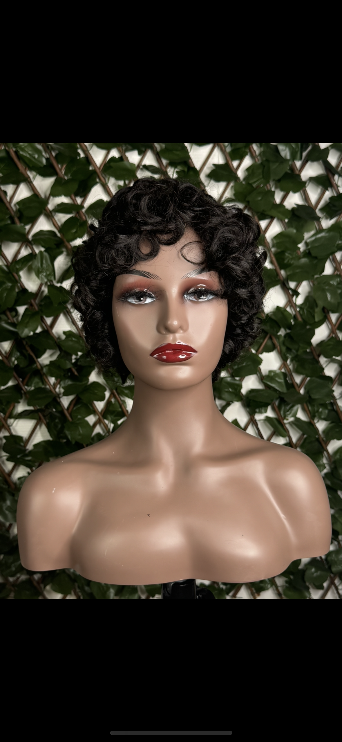 Perruque courte bouclée style rétro