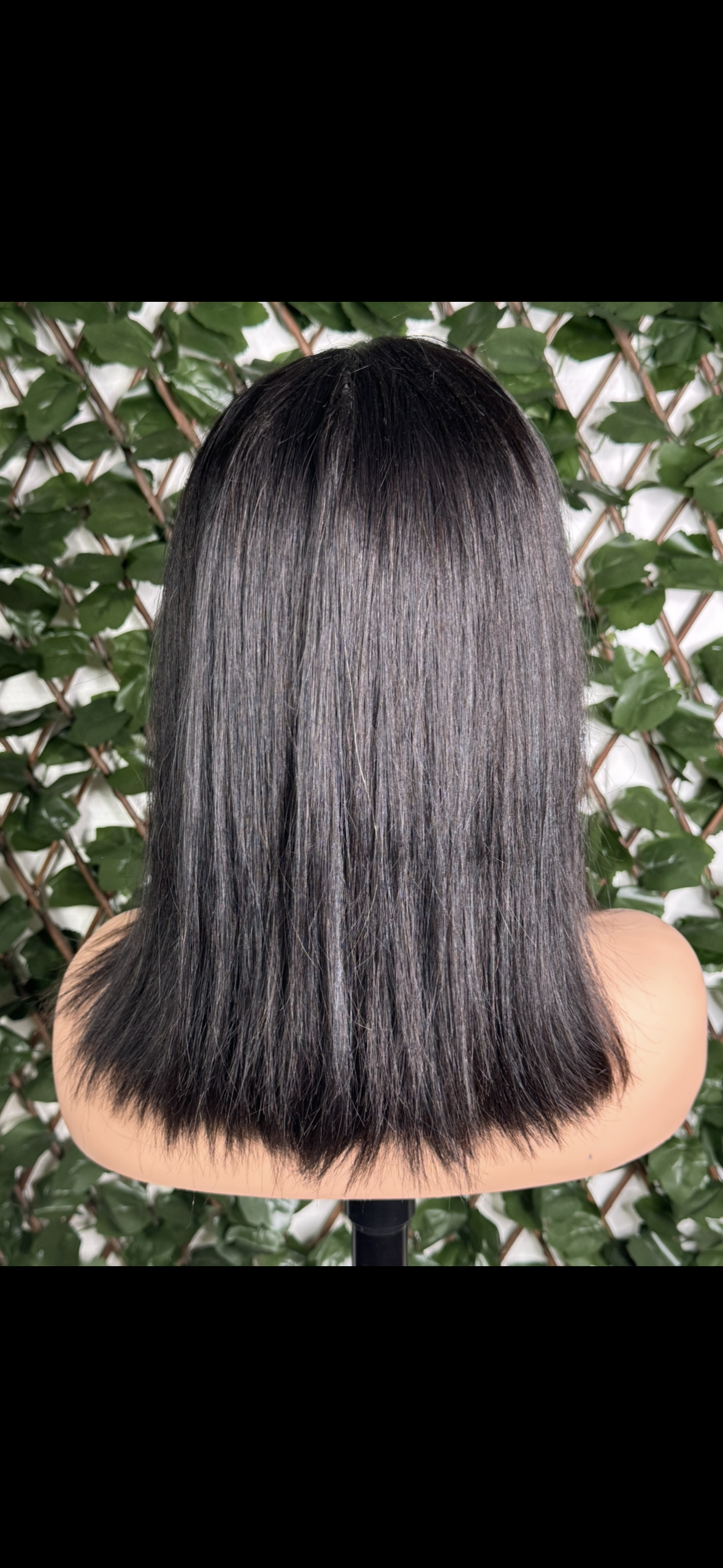 Perruque mi-longue lisse avec raie médiane