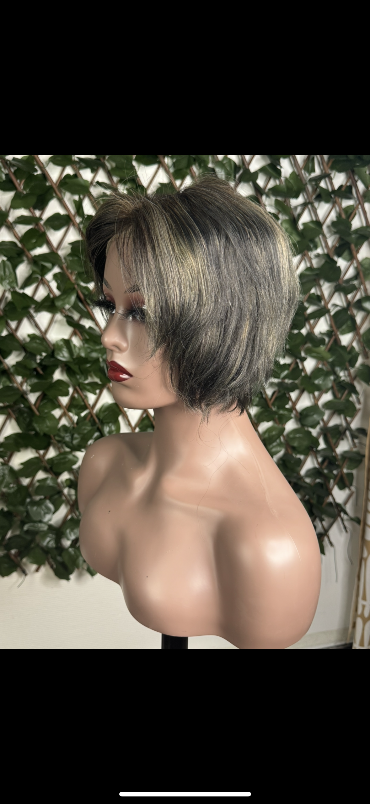 Perruque Courte – Carré Dégradé Brun aux Mèches Grises