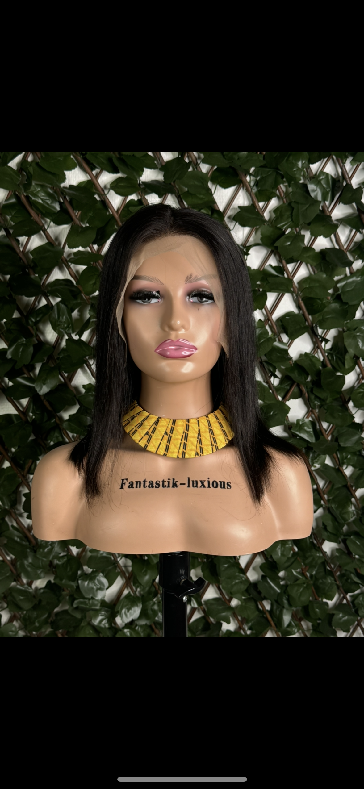 Perruque mi-longue lisse avec raie médiane