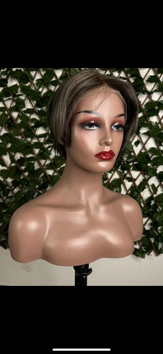 Perruque Courte – Carré Dégradé Brun aux Mèches Grises