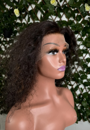 Perruque mi-longue bouclée – Noir intense