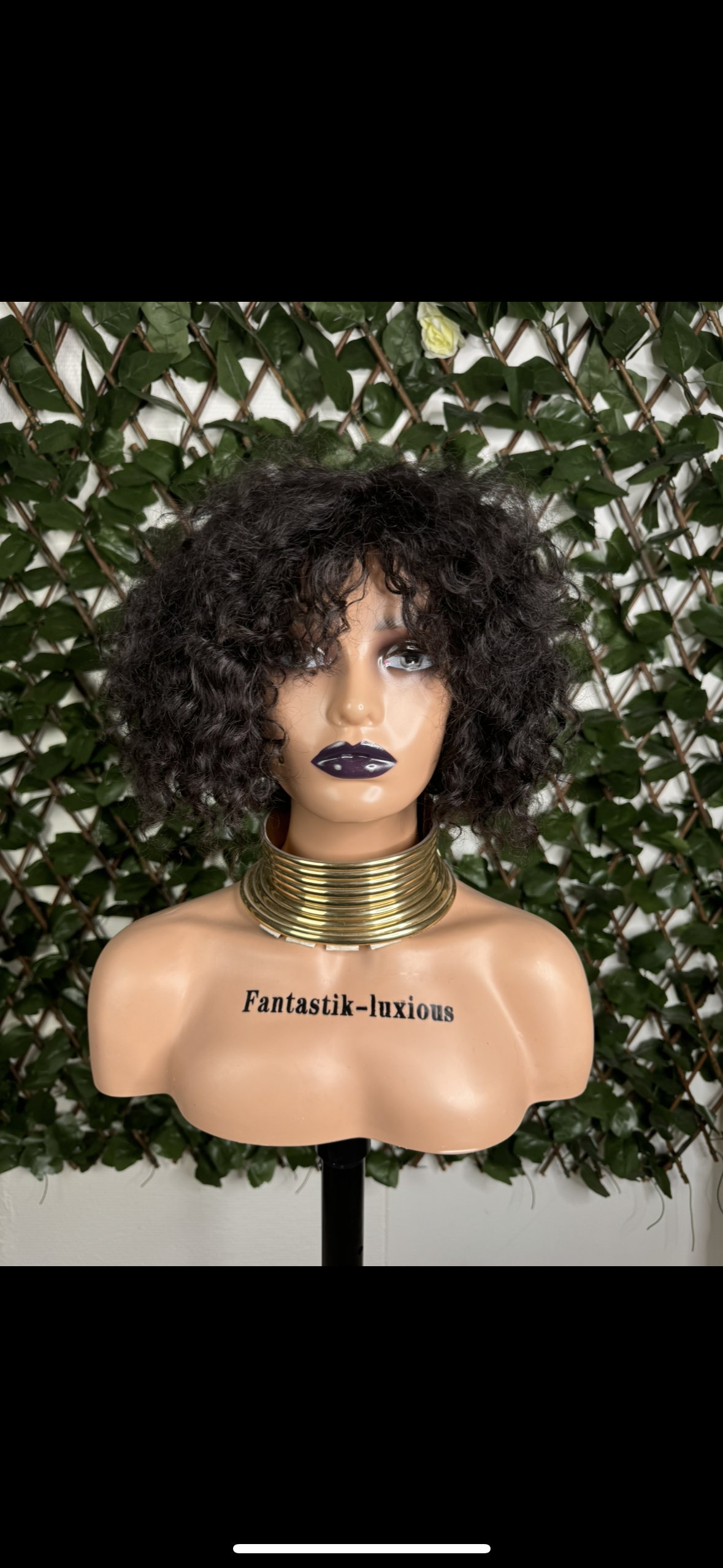 Perruque courte bouclée noire avec frange