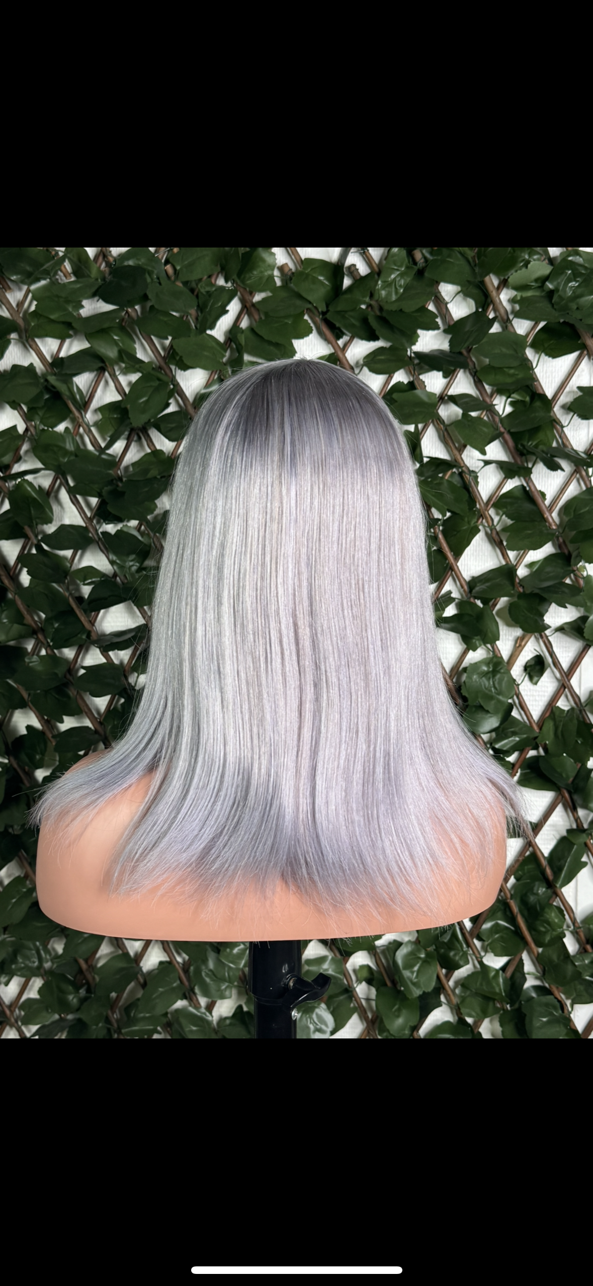 Perruque Mi-Longue Lisse Gris Argenté avec Frange